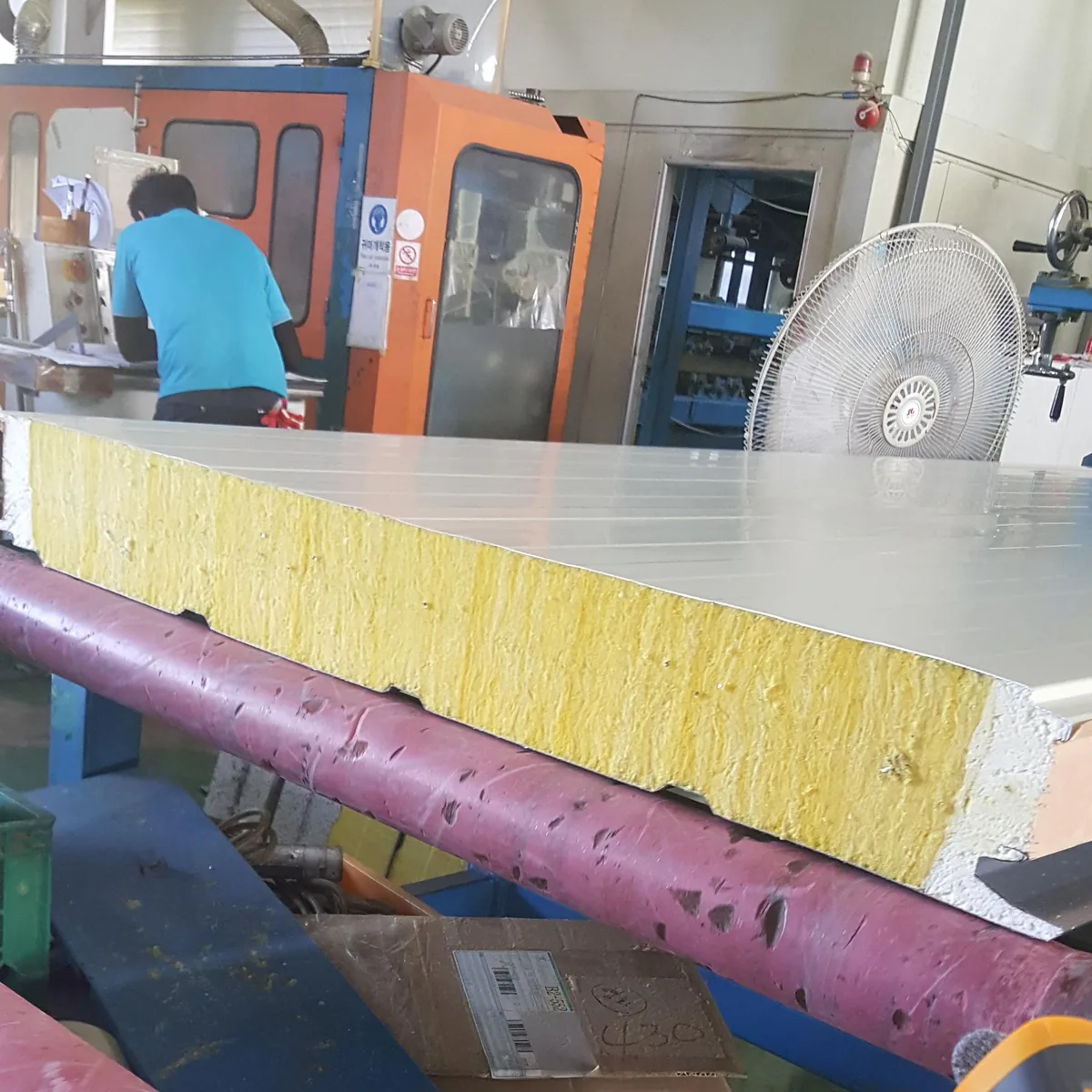 제조 라인에서의 Glasswool 패널 접착 공정