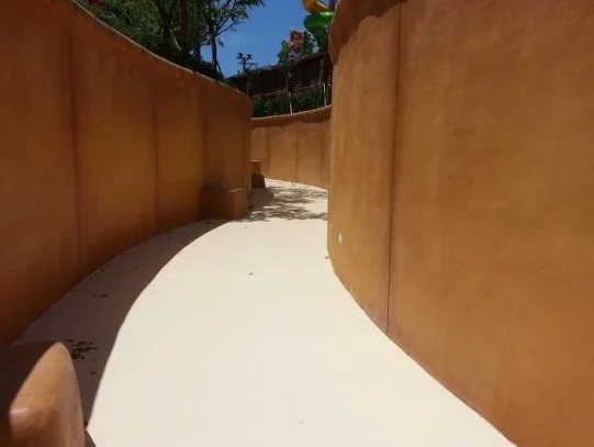 슬라이드 표면에 폴리우레아 방수 코팅이 적용된 워터파크